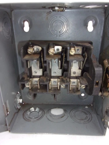 Square D D321 General Duty Safety Switch, 30A, 3P, Fusible, 240V, NEMA 1 — product image 3 of 7