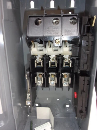 Square D H321N Heavy Duty Safety Switch, 30A, 3P, Fusible, 240V, NEMA 1 — product image 4 of 8