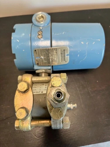 Rosemount 1151GP3E22M3B1D2 Gage Pressure Transmitter with Local Display — product image 2 of 5