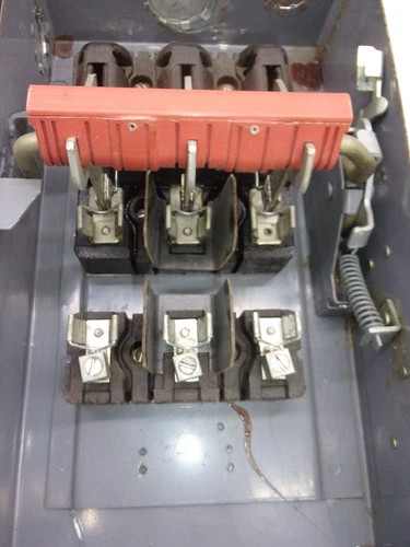 Square D H86342 Fusible Heavy Duty Safety Switch, 60A, 600V, 3-Pole, NEMA 1 — product image 3 of 8