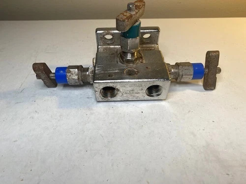 Parker Hannifin 3-Valve Isolation Manifold 312DC1HZB11A1, 6000 PSI, 316SS, 1/2 NPT — primary product image