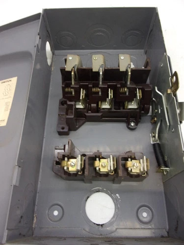 Square D D323 Fusible Safety Switch, 100A, 240V, 3-Pole, NEMA 1 — product image 3 of 8