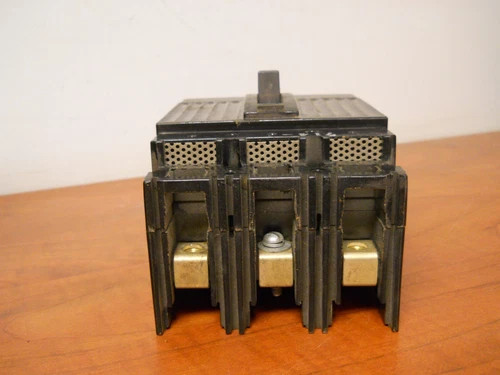 General Electric TE132030 30A 240V 3-Pole Molded Case Circuit Breaker — product image 5 of 6