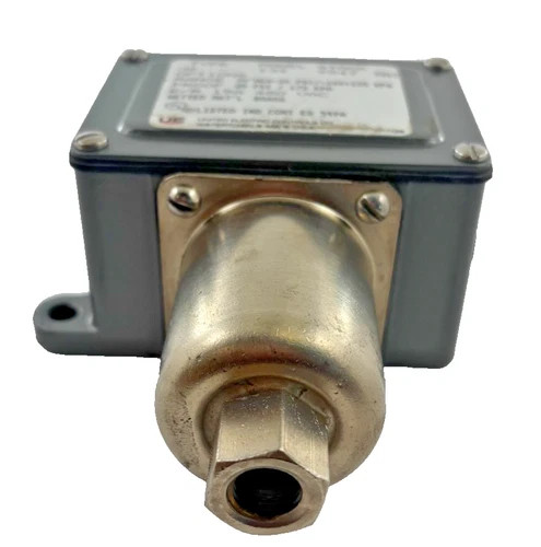United Electric Type J6 Model 134 Pressure Switch — product image 2 of 7