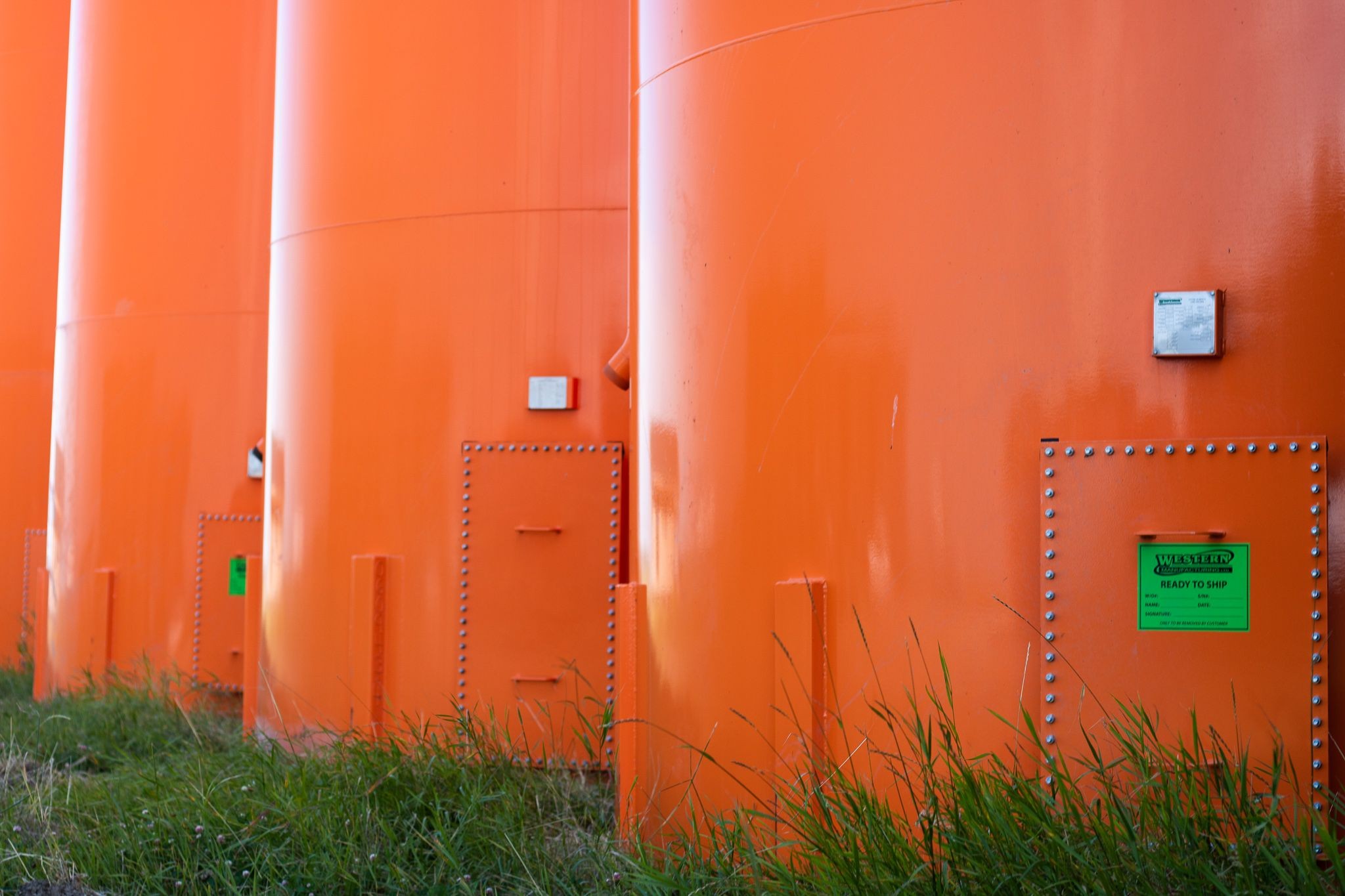 New 1000 BBL Painted Storage Tanks — product image 2 of 6