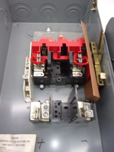Cutler-Hammer DH223NGK Heavy Duty Safety Switch, 100A, 240V, Fusible, NEMA 1 — product image 3 of 8