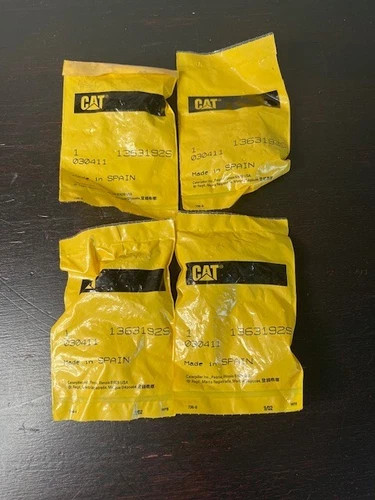 Caterpillar 1363192S OEM Nozzle - Lot of 4 — primary product image