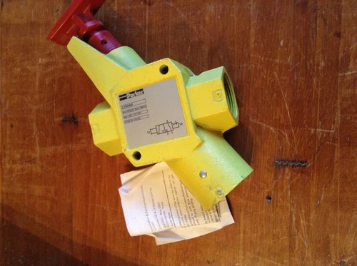 Parker LVANNA 3-Position Lock Out Directional Hand Valve — product image 2 of 3