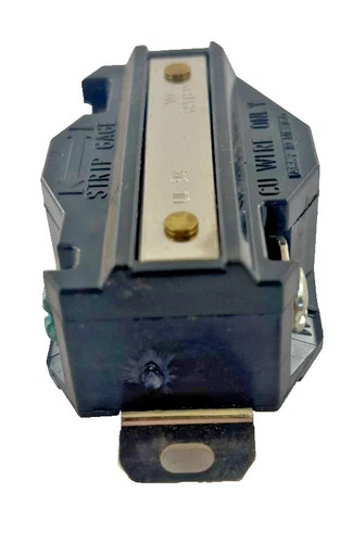 Leviton 2310 20A 125V NEMA L5-20R Locking Receptacle — product image 4 of 5