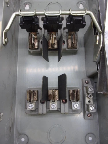 Gould ITE Vacu-Break JN423 Fusible Safety Switch, 3P, 100A, 240V, NEMA 1 — product image 4 of 9