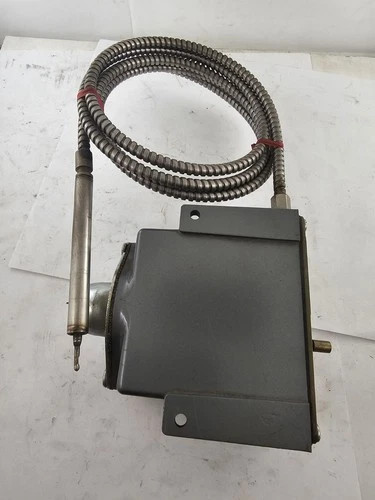 United Electric Controls Type E55 Temperature Switch Model 14063 — product image 4 of 7