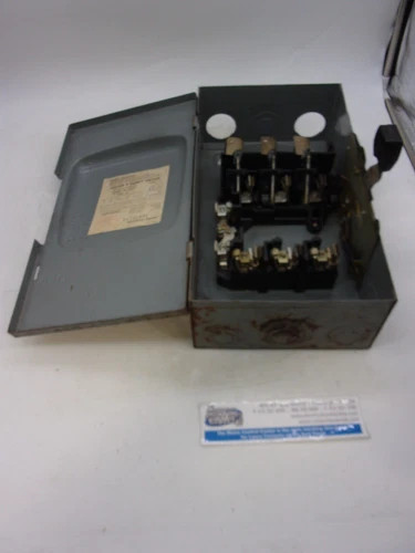 Square D D323N Fusible Heavy Duty Safety Switch, 100A, 240V, 3-Pole, NEMA 1 — product image 4 of 8