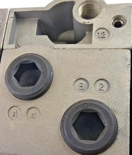 Joucomatic 35500099 Manifold Block with Subbase Bottom ISO 2 3/4" NPT — product image 4 of 4