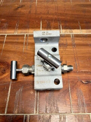 Swagelok SS-V2BF8-FL-G 2-Valve Instrument Manifold 1/2" Pressure Transmitter SS — primary product image