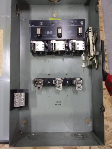 General Electric TH4324 Fusible Heavy Duty Safety Switch, 200A, 240V, 3P, 4W, NEMA 1 — product image 7 of 8