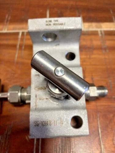 Swagelok SS-V2BF8-FL-G 2-Valve Instrument Manifold 1/2" Pressure Transmitter SS — product image 2 of 4