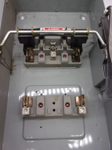 ITE Vacu-Break Heavy Duty Enclosed Safety Switch SN323, 100A 240V Fusible — product image 4 of 9