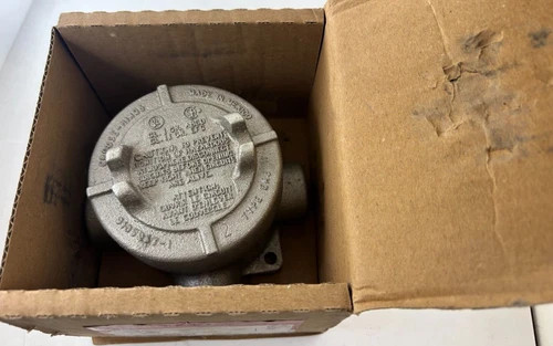 Crouse-Hinds EAJX26 Condulet Outlet Box with 3-3/16" Cover Opening and Ground Screw — product image 2 of 6