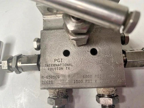 Parker PGI M-650SCG Transmitter Isolation Block & Bleed Valve 6000PSI SS — product image 2 of 4