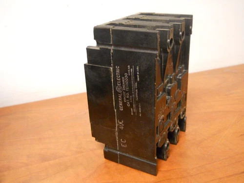 General Electric TE132030 30A 240V 3-Pole Molded Case Circuit Breaker — product image 3 of 6