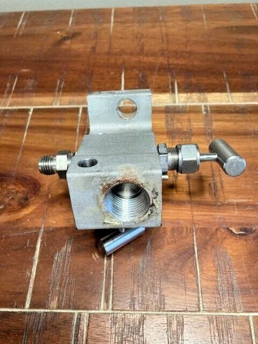 Swagelok SS-V2BF8-FL-G 2-Valve Instrument Manifold 1/2" Pressure Transmitter SS — product image 3 of 4