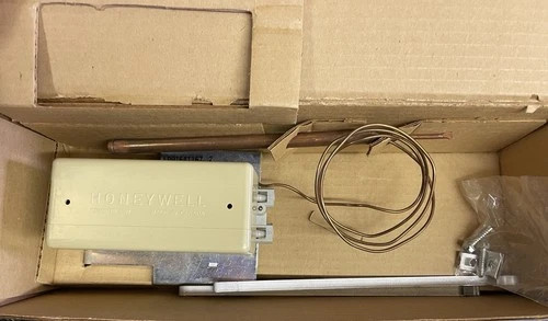 Honeywell LP916A1167 Remote Bulb Thermostat, 3/8" x 6-7/8" Bulb, 36" Capillary, 60-80F Range — primary product image