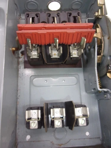 Square D H361 Fusible Heavy Duty Safety Switch, 30A, 600V, 3-Pole, NEMA 1 — product image 3 of 8