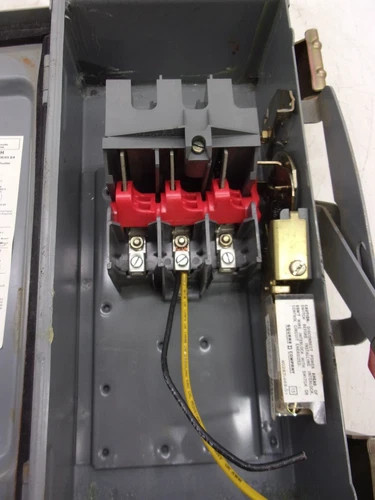 Square D HU361AWK Heavy Duty Safety Switch, 30A, 600V, 3-Pole, Non-Fusible, NEMA 12 — product image 3 of 8
