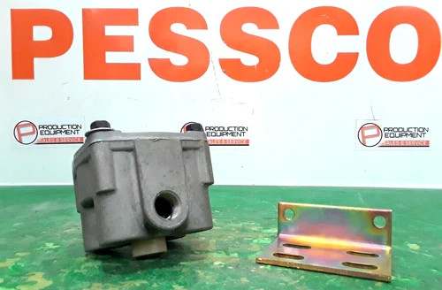 Bendix 102626 R-12V Air Brake Relay Valve